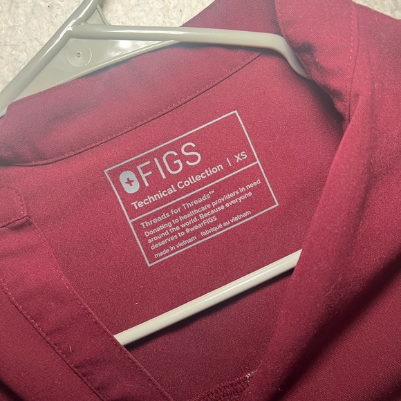 FIGS BURGUNDY SCRUB SET - Picture 2 of 3